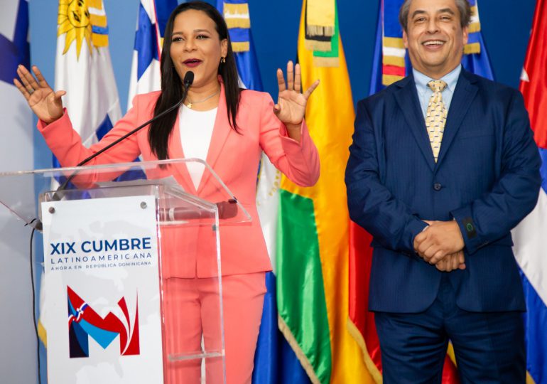 Colombia Alcántara recibe premio "Líder de opinión pública" en XlX Cumbre Latinoamericana