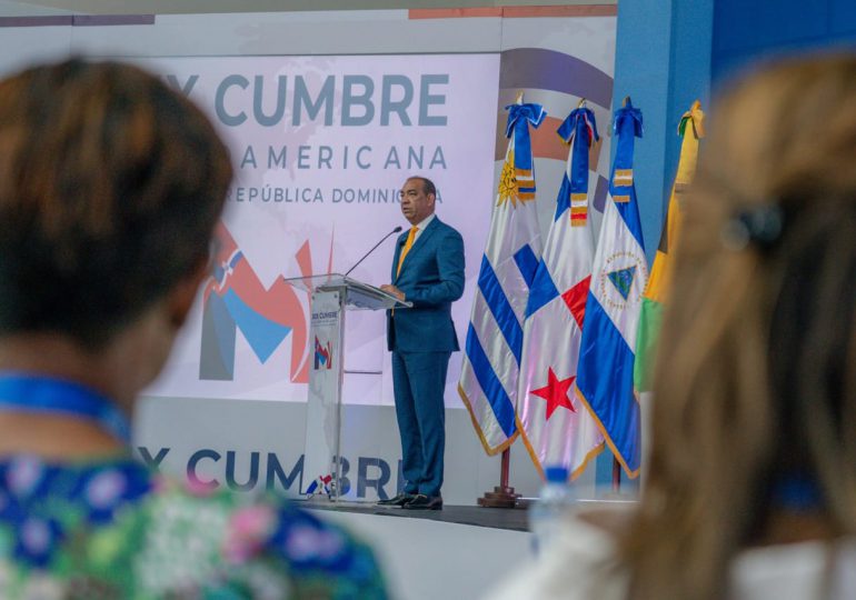 Deligne Ascención resalta en XIX Cumbre Latinoamericana obras realizadas por MOPC