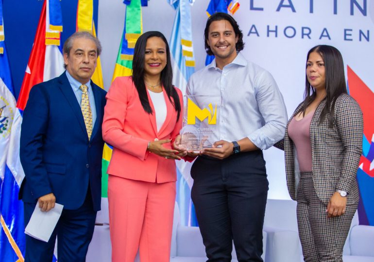Filántropo Raymond Jr. Rodríguez recibe reconocimiento por su labor filantrópica