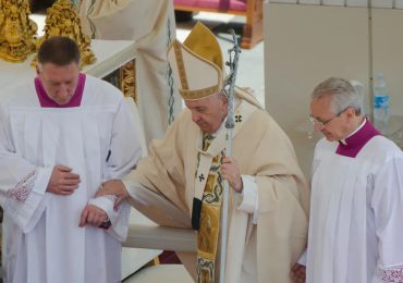 Papa nombra tres mujeres en departamento para selección de obispos