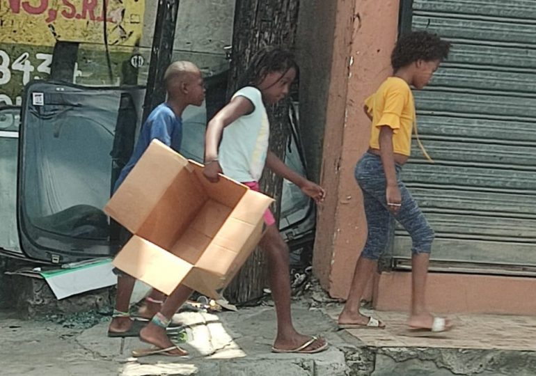 Niños deambulan en calles de SD en horas de la madrugada