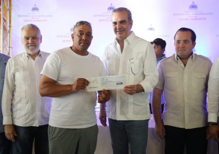 Presidente Abinader entrega RD$124 millones para indemnizar a ex agricultores de Valle Nuevo