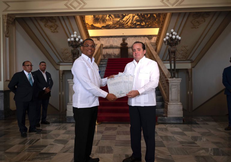 Ministro Paliza recibe títulos de los terrenos del Palacio Nacional y el DNI