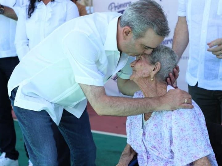 Abinader beneficia con pensión y reparación de casa a señora de 105 años en Jornada “Primero Tú”
