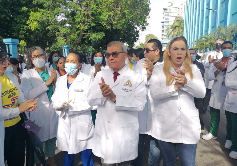 Médicos marchan hacia el Palacio Nacional en reclamo de mejoras: "No más mareo presidente Abinader"