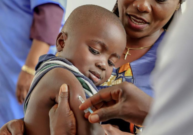"Alerta roja" por caída en vacunación infantil en el mundo, advierten Unicef y OMS