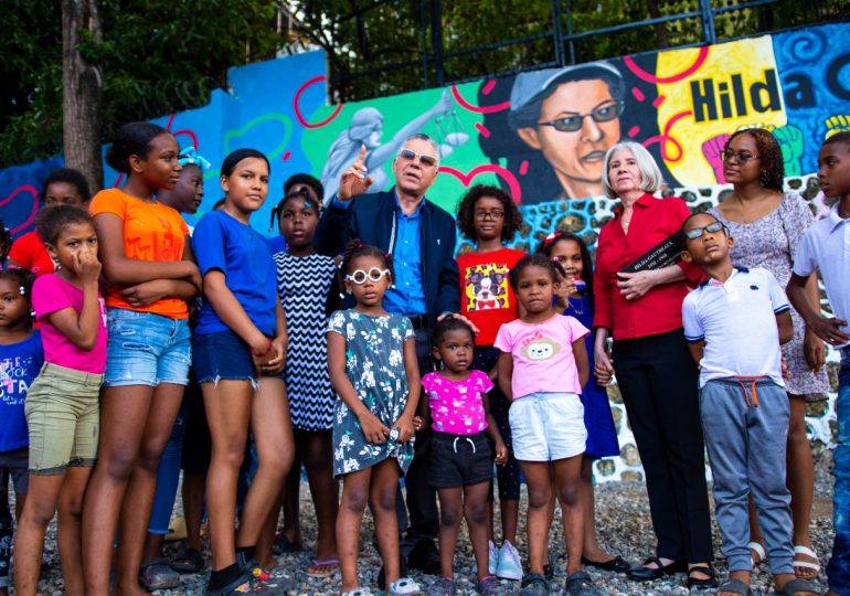 Alcalde Manuel Jiménez inaugura en Maquiteria plaza dedicada a Hilda Gautreaux