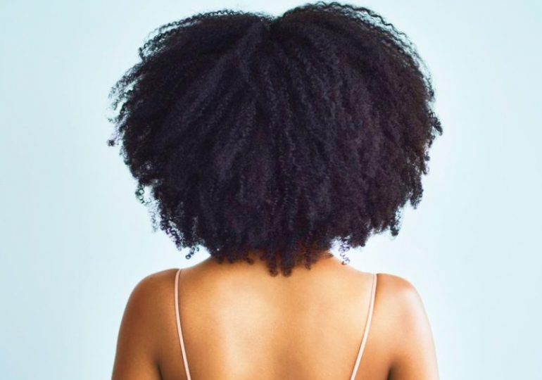 Prohíben mediante ley discriminación por peinado afro en Massachusetts