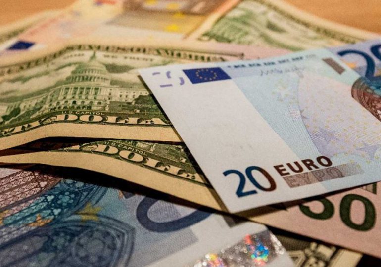 El euro cae brevemente debajo del dólar por primera vez desde 2002