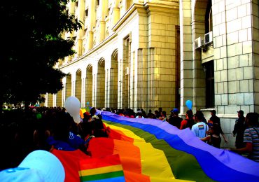 Miles se manifiestan en Rumania para defender los derechos LGTB+
