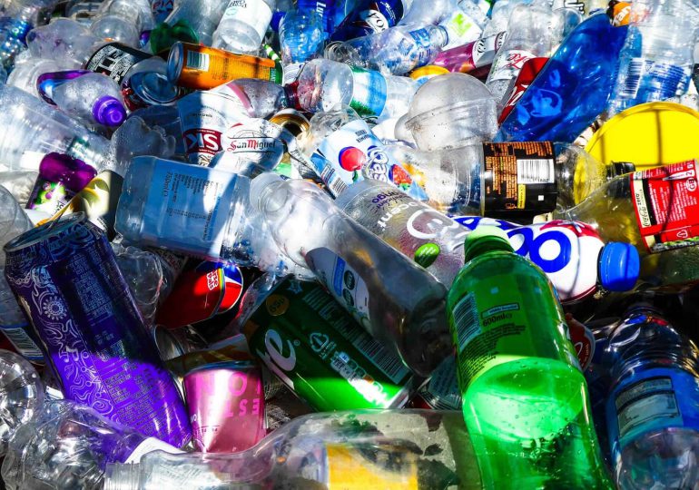 India prohíbe los plásticos de un solo uso para luchar contra los residuos