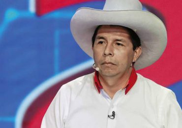 Presidente de Perú cumple un año en el poder cercado por la justicia