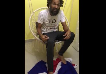 VIDEO | Hombre pisotea Bandera Dominicana; desafía a las autoridades y dice que nadie lo meterá preso