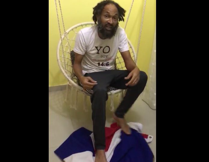 VIDEO | Hombre pisotea Bandera Dominicana; desafía a las autoridades y dice que nadie lo meterá preso
