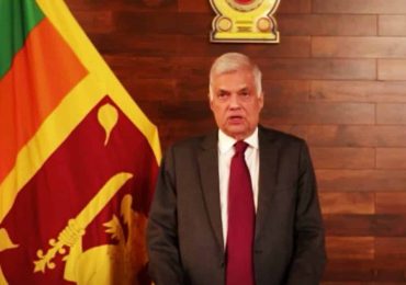 Primer ministro de Sri Lanka asume en reemplazo de presidente que huyó al extranjero