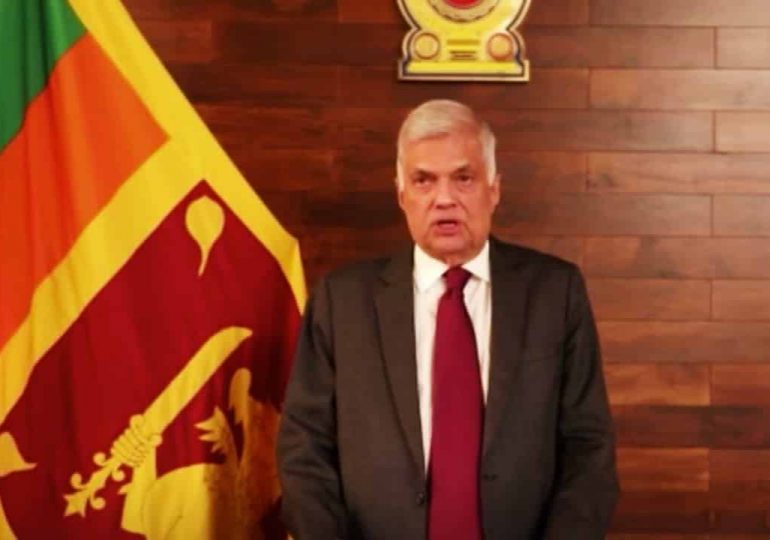 Primer ministro de Sri Lanka asume en reemplazo de presidente que huyó al extranjero
