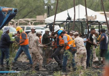Familiares "desesperados" desconfían de operativo de rescate de mineros en México