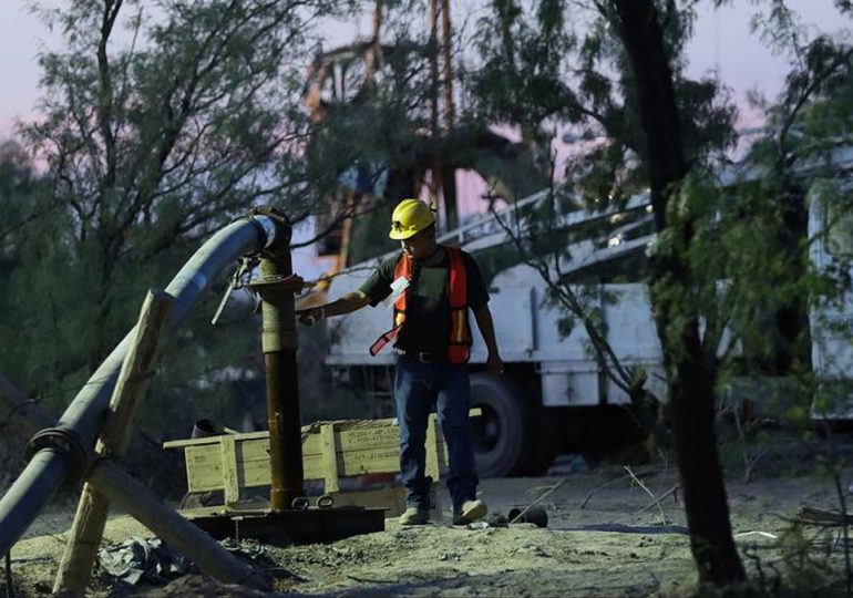 Autoridades de México trabajan para sellar filtraciones en mina con 10 obreros atrapados