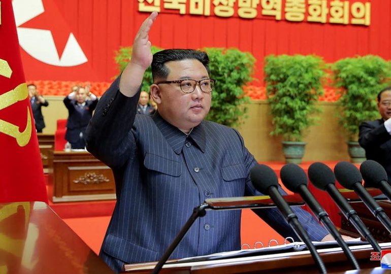 Líder de Corea del Norte canta "victoria" ante el covid