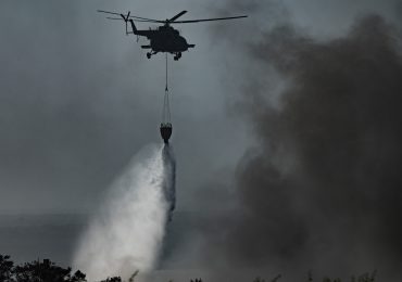 Bomberos y helicópteros buscan avanzar para aplicar espuma en incendio en Cuba