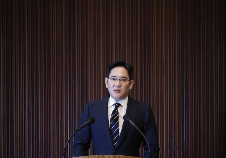 Corea del Sur indulta al jefe de Samsung para ayudar a "superar la crisis económica"