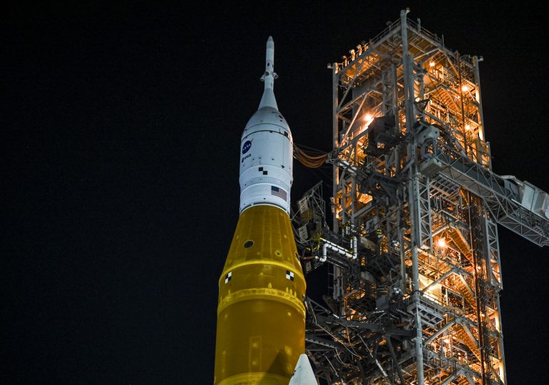 Nuevo cohete de la NASA, ya ubicado para su despegue a la Luna en 12 días