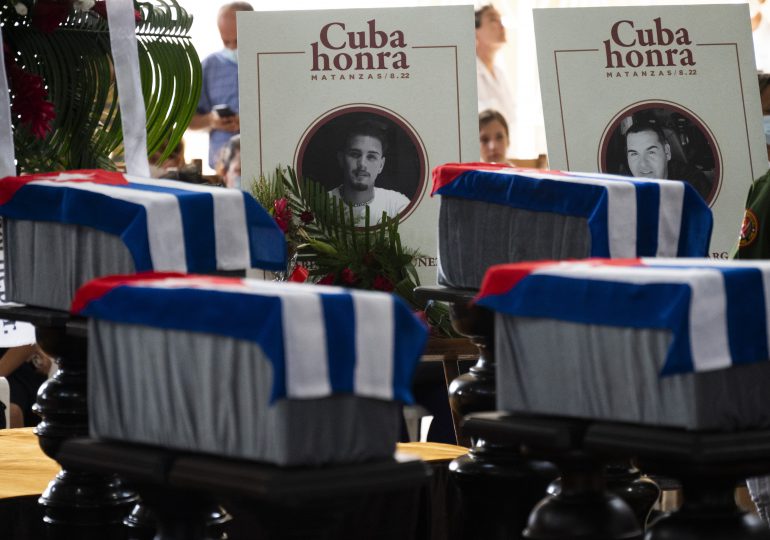 Cubanos despiden a los muertos del incendio de Matanzas