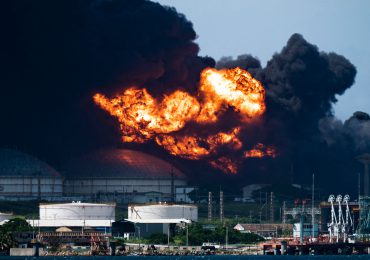 Bomberos contienen las llamas del primer depósito en el incendio del puerto petrolero de Cuba