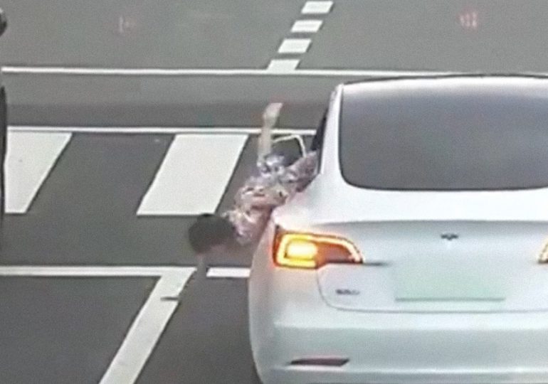 Una niña cae por la ventanilla de un auto y se queda en medio de la carretera