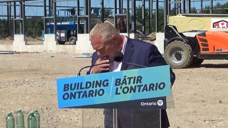 Primer ministro de Ontario se traga una abeja durante rueda de prensa al aire libre
