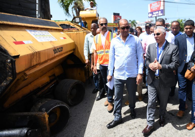 Ministro de Obras Públicas y el alcalde SDE encabezan inicio de un plan de asfaltado