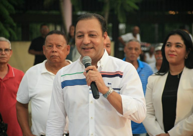 Abel Martínez entrega moderna cancha en Urbanización Las Antillas