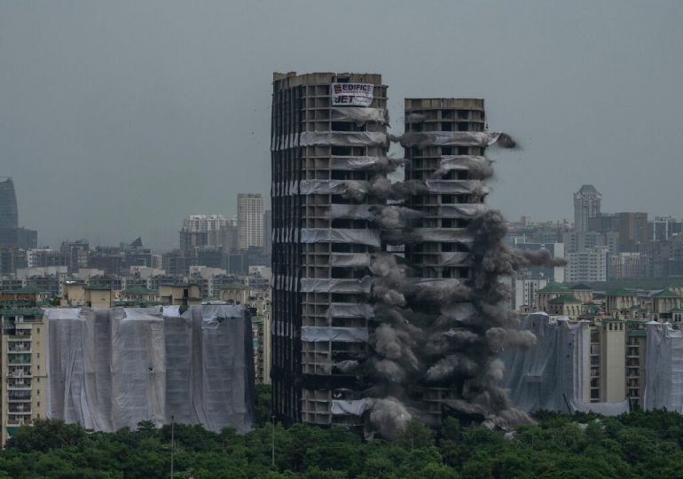 Dos torres gemelas de 103 metros son destruidas en la India