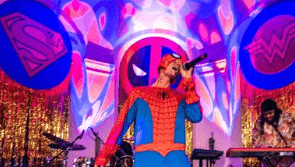 Justin Bieber aparece con  traje de Spider-Man en concierto en Budapest
