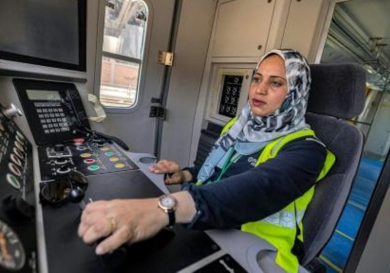 El metro de El Cairo emplea a las primeras conductoras de tren en Egipto