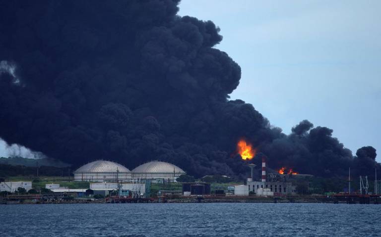 Llega a Cuba ayuda de México y Venezuela para combatir incendio de tanques de combustible