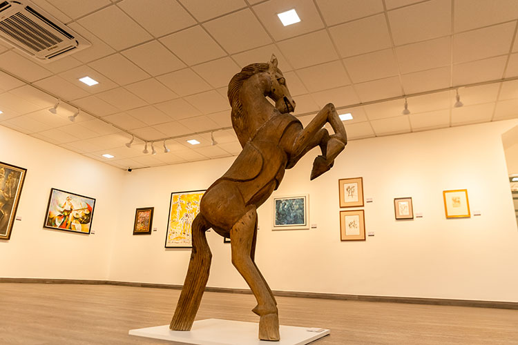 Cultura inaugura exposición "Los Quijotes de Madera"