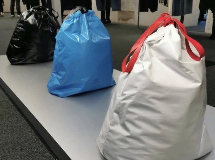 Polémica en redes sociales por bolsa de basura de Balenciaga a la venta por 1.790 dólares