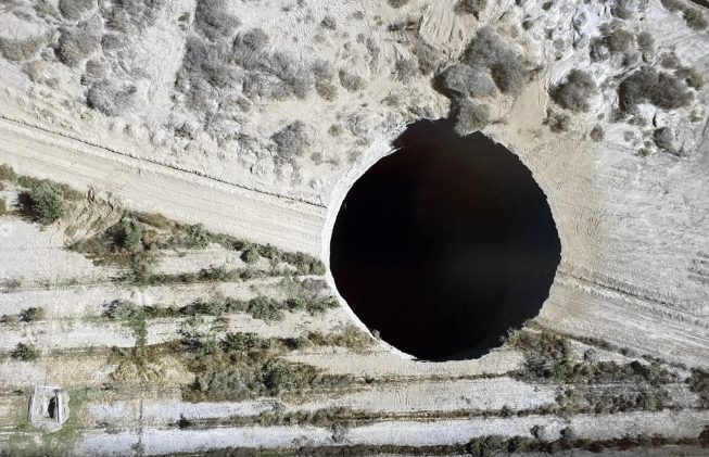Chile investiga aparición de enorme socavón cerca de mina de cobre