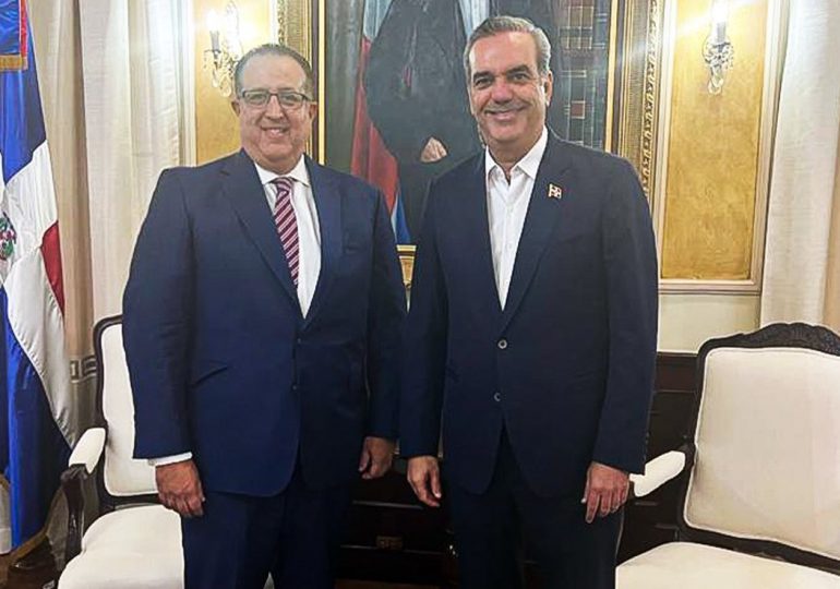 Presidente Abinader se reúne con el economista Magín Díaz