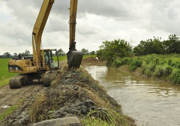 INDRHI informa mantenimiento a sistemas de riego en zonas arroceras de La Vega