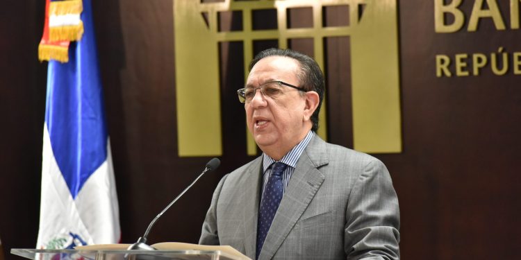 Héctor Valdez Albizu queda ratificado como gobernador del Banco Central mediante decreto