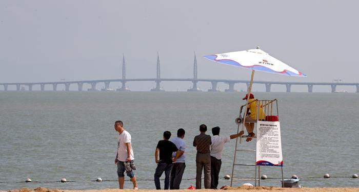 Macao, golpeado por el covid, reabre playas pero prohíbe nadar