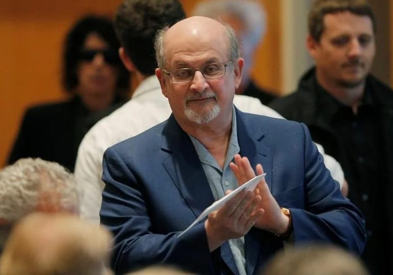 Apuñalan escritor Salman Rushdie durante conferencia en Nueva York