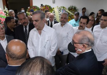 Presidente Abinader coincide con Danilo en velatorio de la madre de Temo Montás