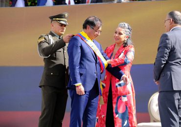 Gustavo Petro es juramentado y solicita la espada de Bolívar como primera orden presidencial