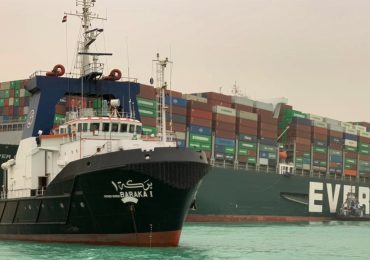 Un gigantesco petrolero bloqueó el Canal de Suez por una avería