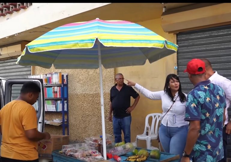 Alcaldía Santiago realiza operativo de distribución de sombrillas a vendedores informales