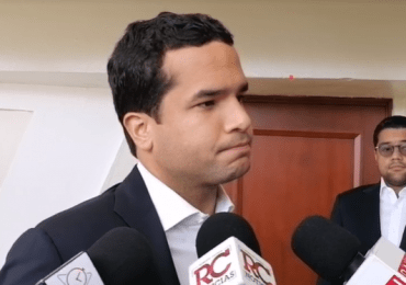 Omar Fernández califica de "imprudente e indolente" aumento de sueldos de funcionarios