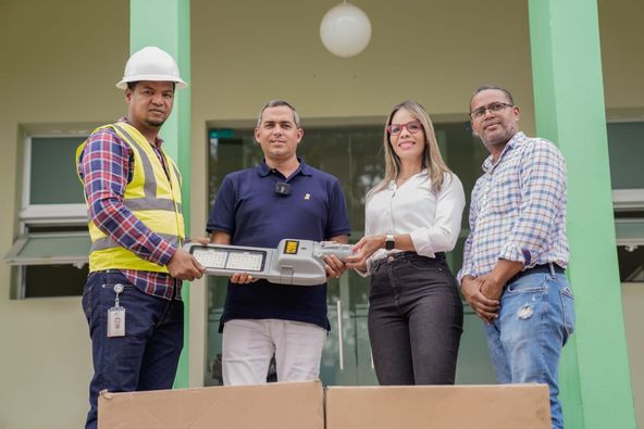 EDESUR entrega lámparas led a Alcaldía de los Bajos de Haina para iluminar el municipio